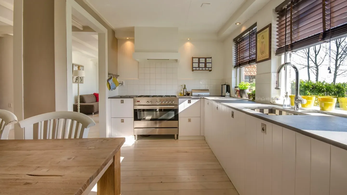 Cuisine scandinave claire avec plancher et table de bois blond, lumière naturelle abondante