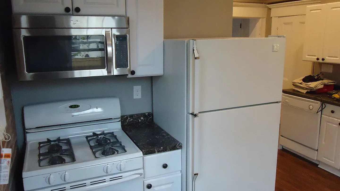 A contemporary kitchen, shown for illustration for a Saint-Jean-sur-Richelieu project